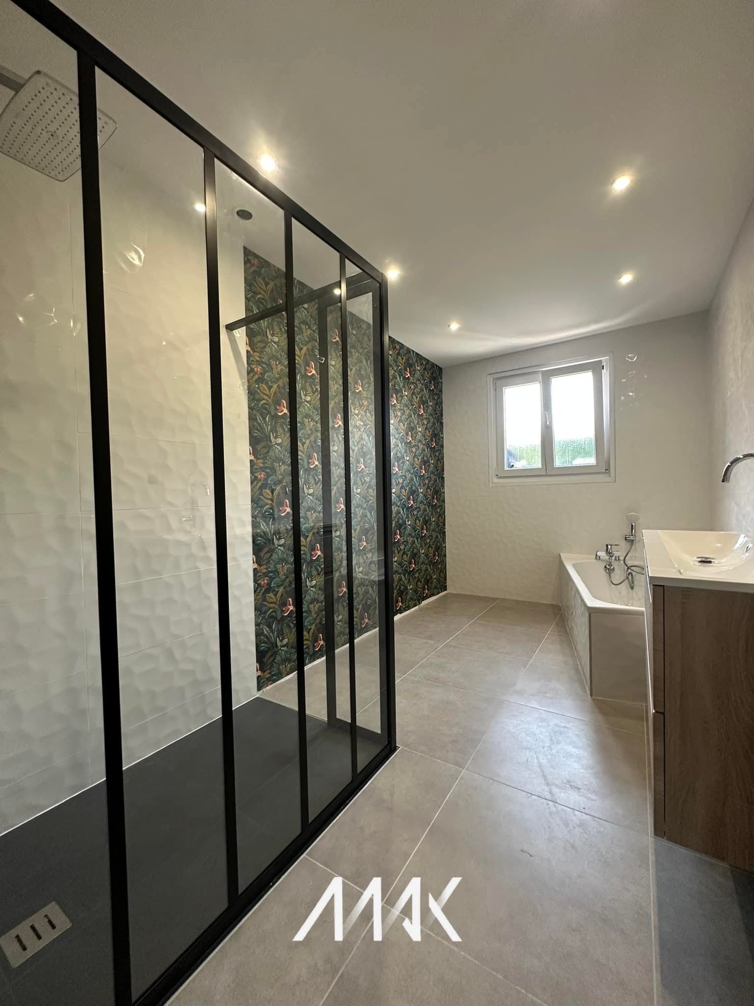 Salle de bain moderne avec verrière et baignoire, rénovée par SASU Max