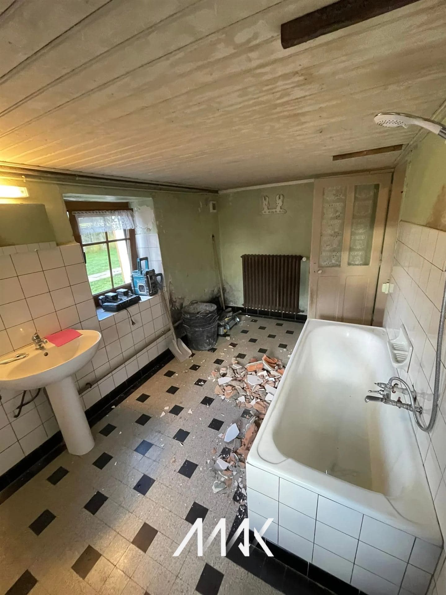 Salle de bain vétuste avant rénovation par SASU Max : lambris, faïence ancienne et baignoire datée