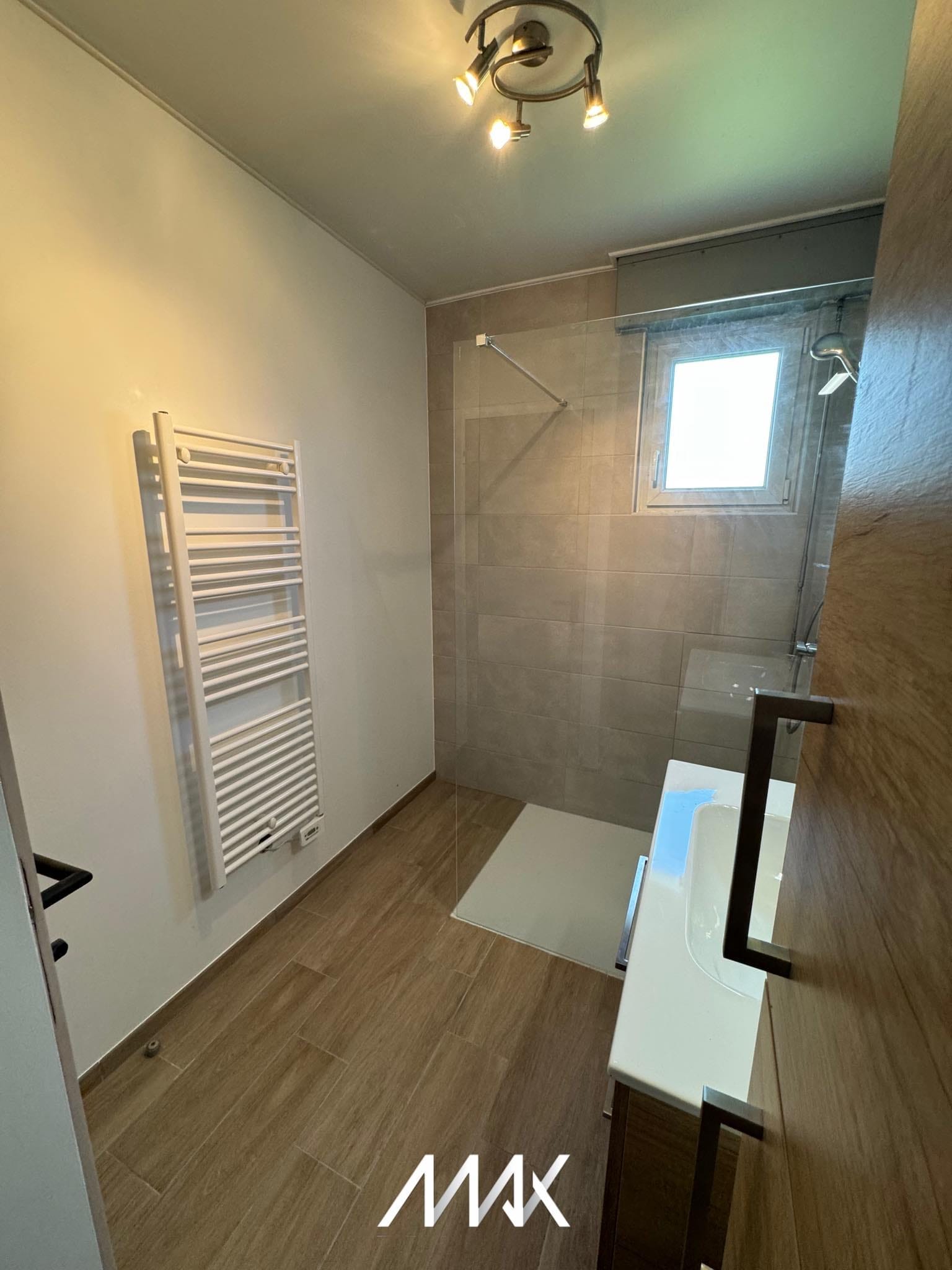 Salle de bain entièrement carrelée