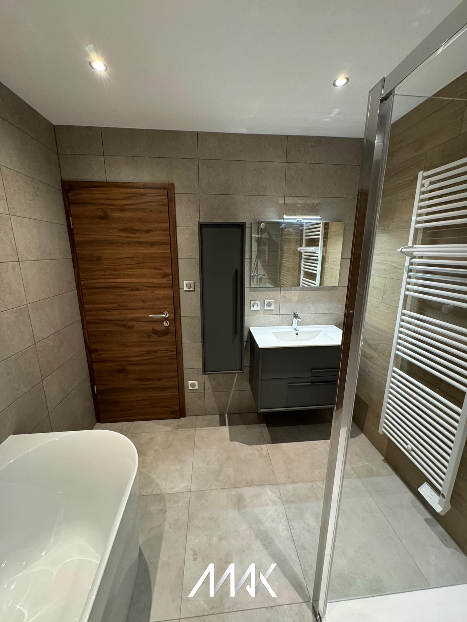 Salle de bain avec WC suspendu