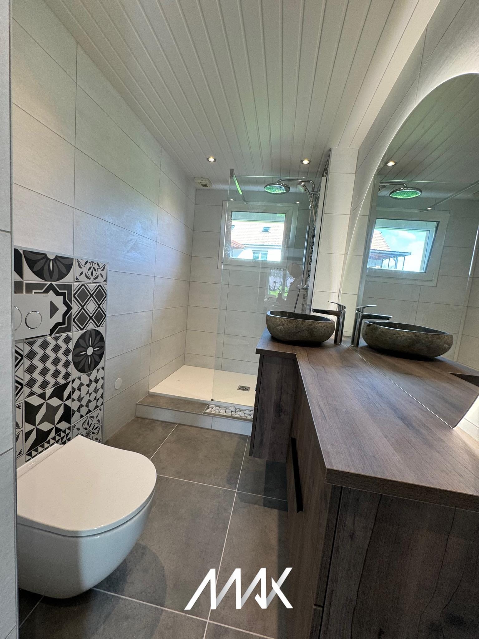 Baignoire îlot installée sous velux