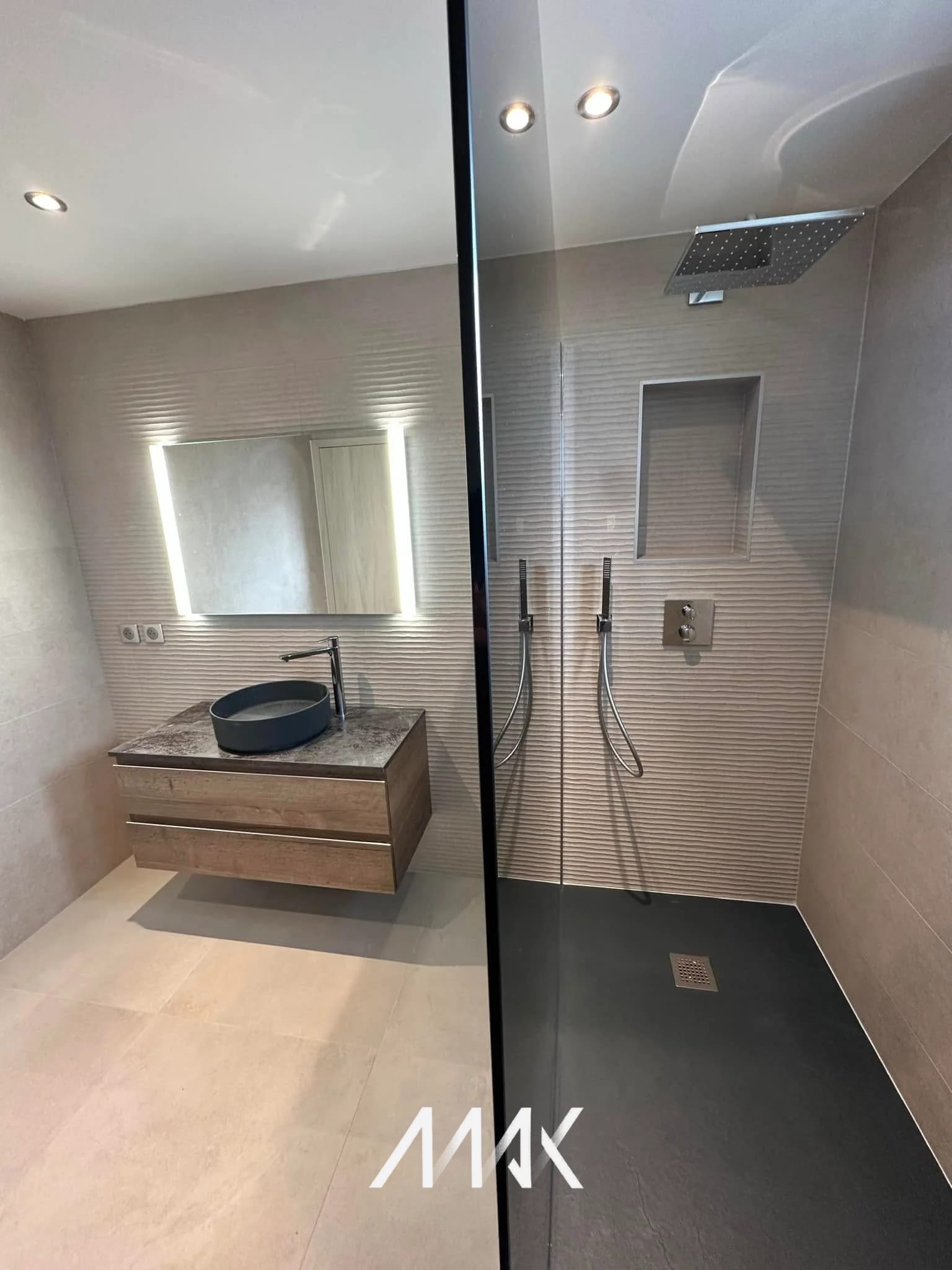 Douche à l’italienne et receveur extra-plat