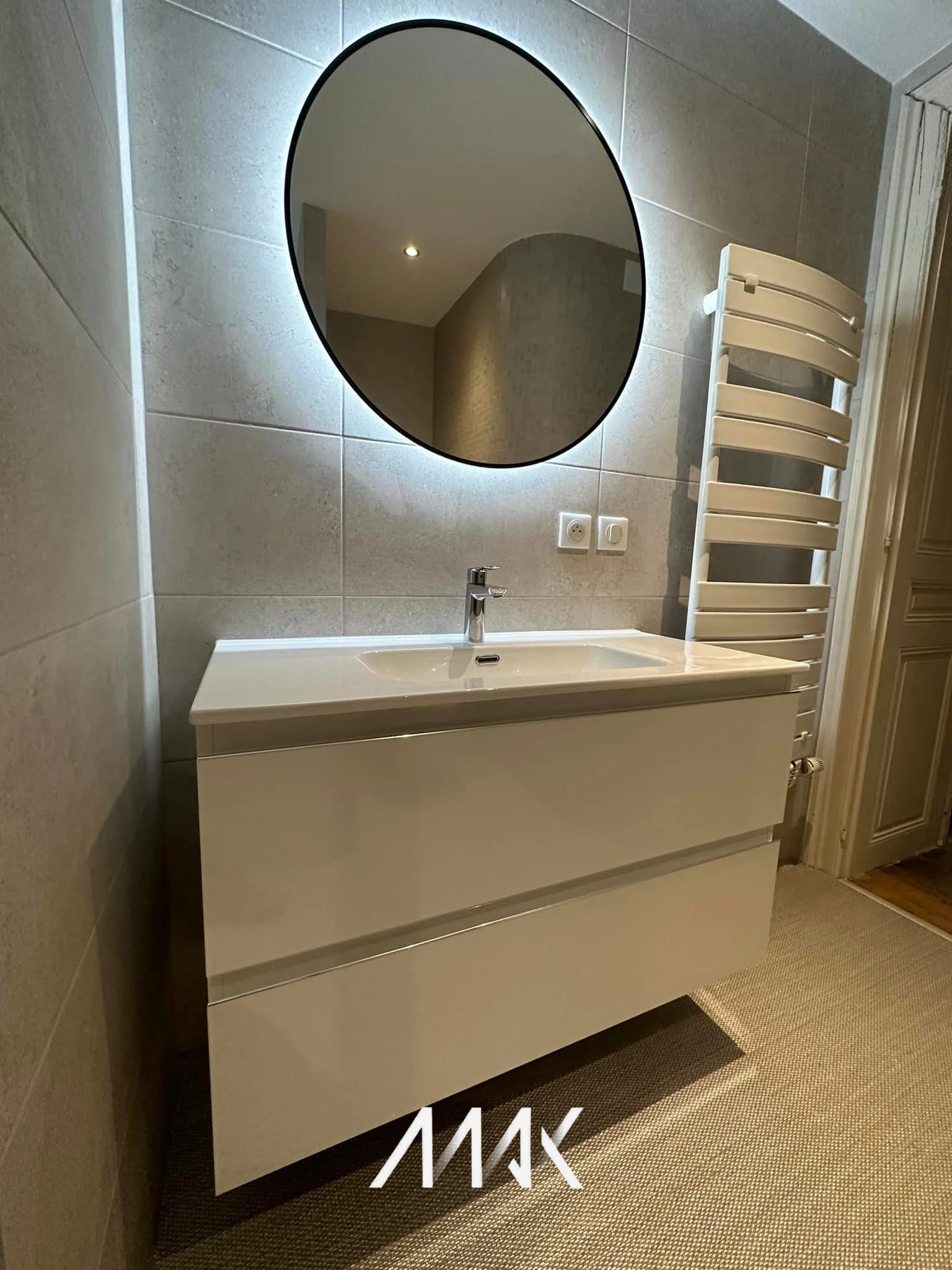 Sèche-serviettes installé en salle de bain