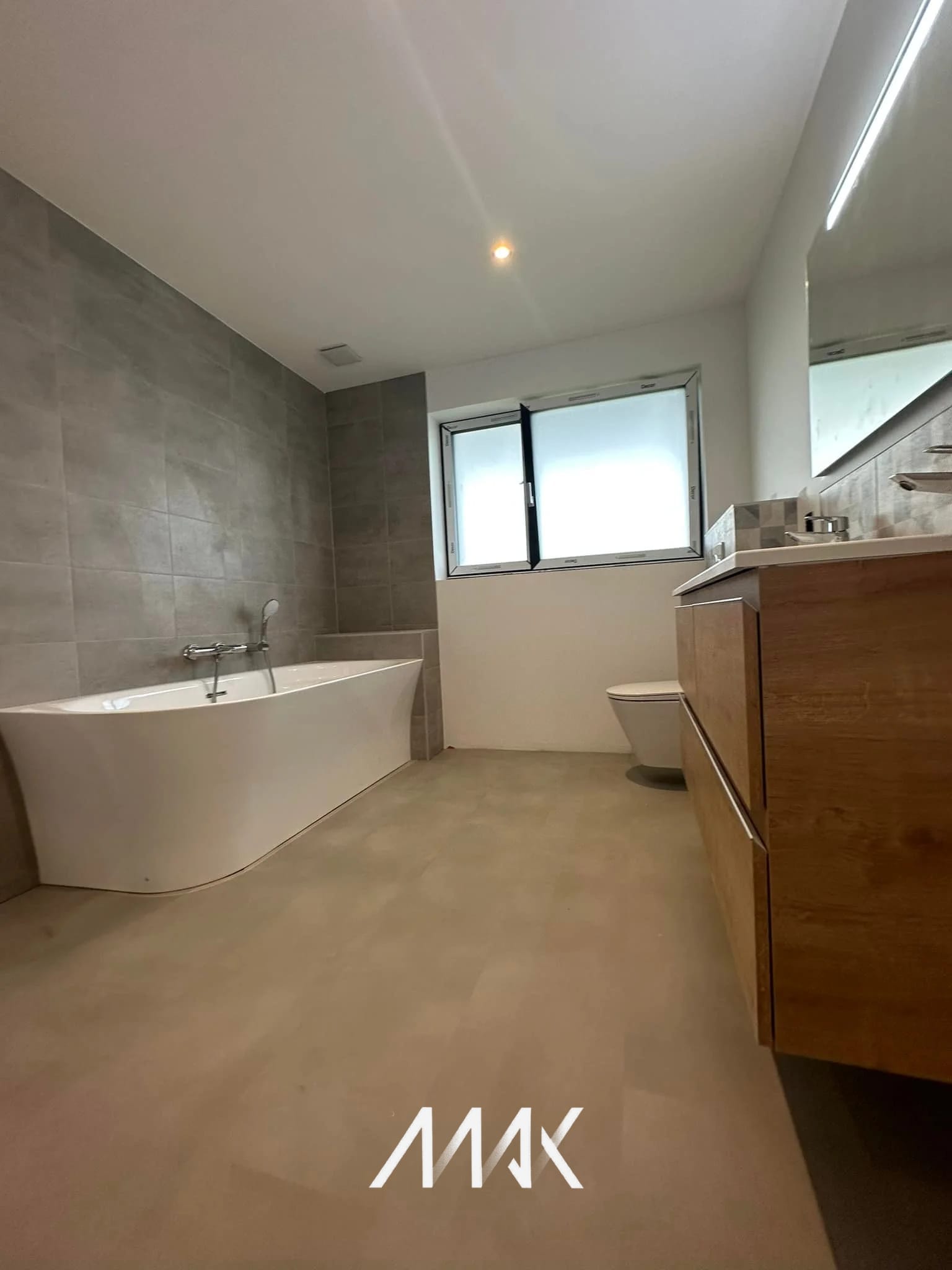 Salle de bain fonctionnelle et lumineuse