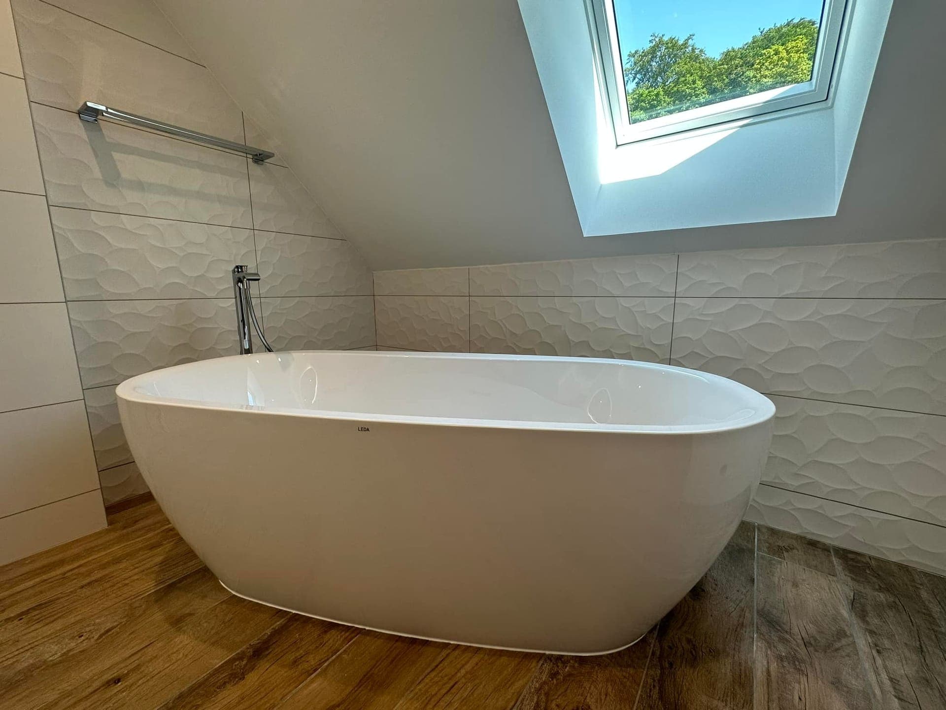 Pose de carrelage grand format effet marbre dans une salle de bain