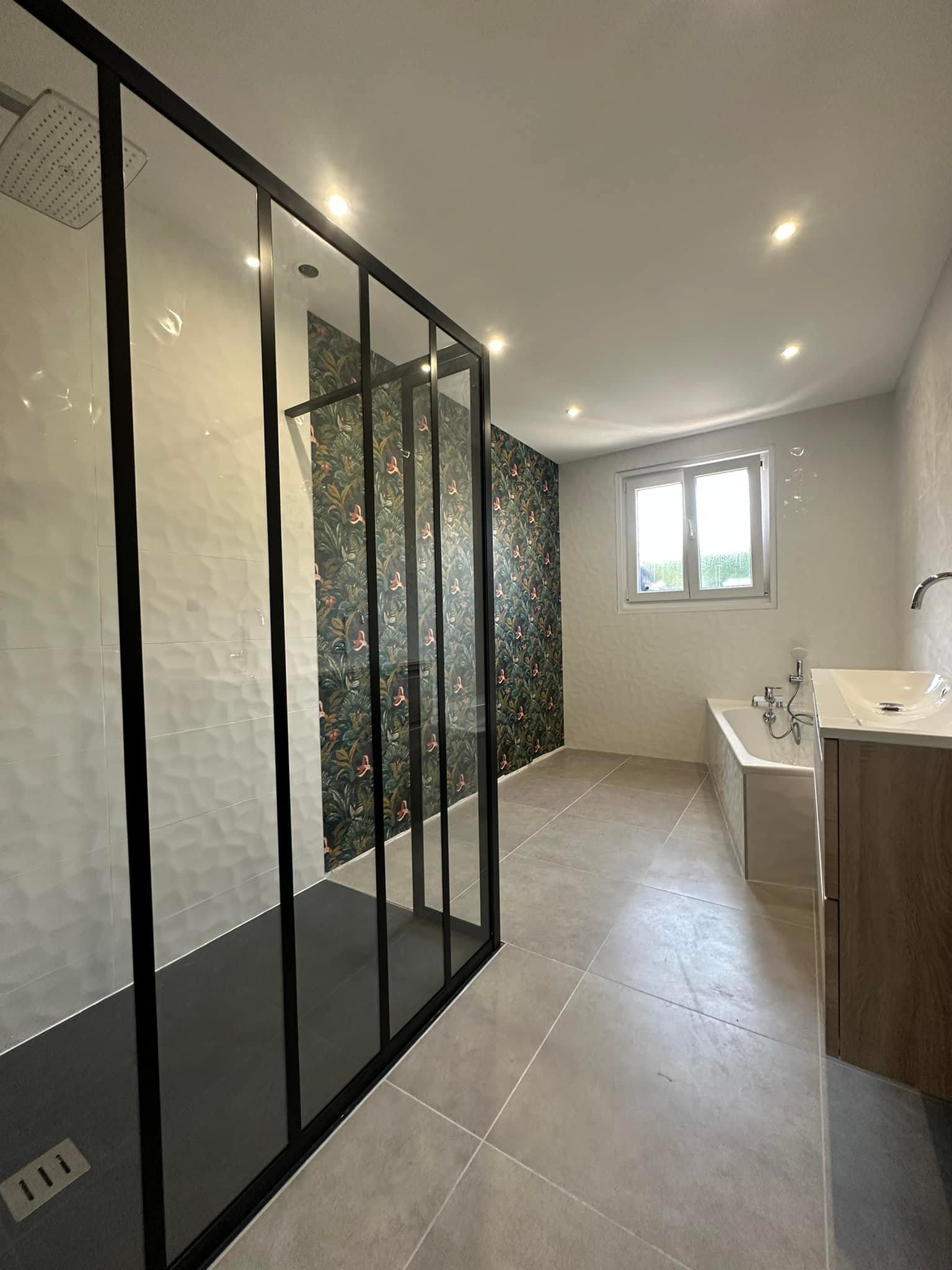 Salle de bain senior à Montbéliard : sécurité, confort et autonomie au quotidien