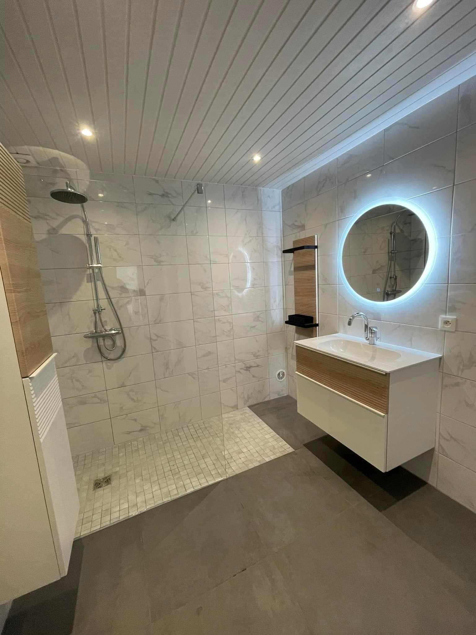 Remplacement de baignoire par une douche à Montbéliard : gagnez en confort et en espace