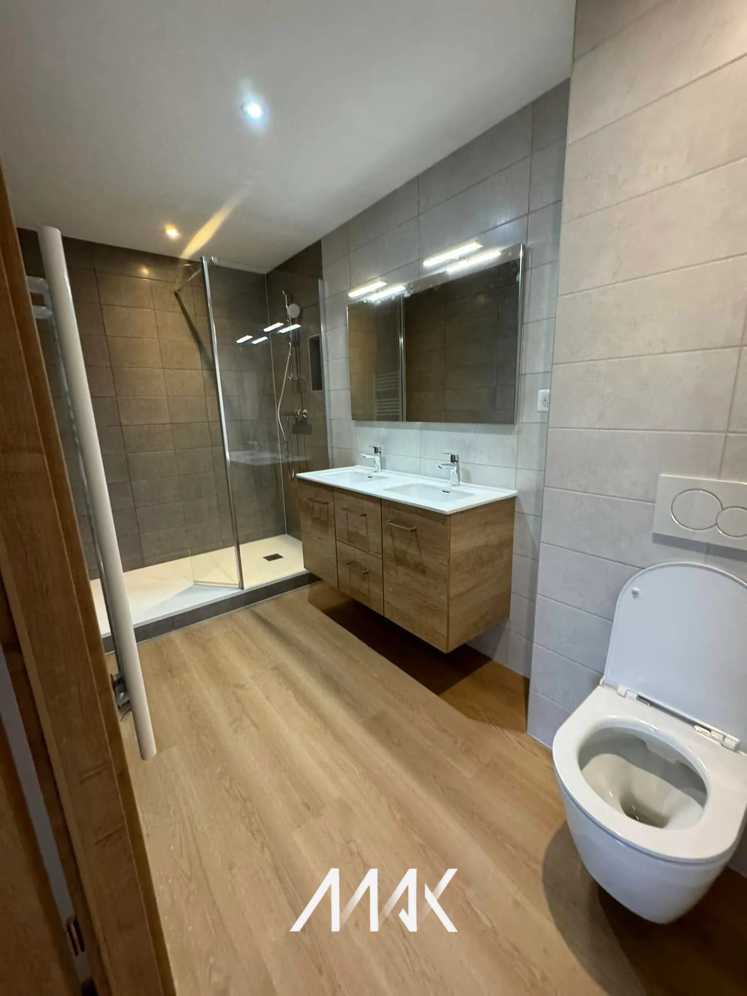 Salle de bain multi-générationnelle : les astuces d’aménagement pour un espace adapté à tous